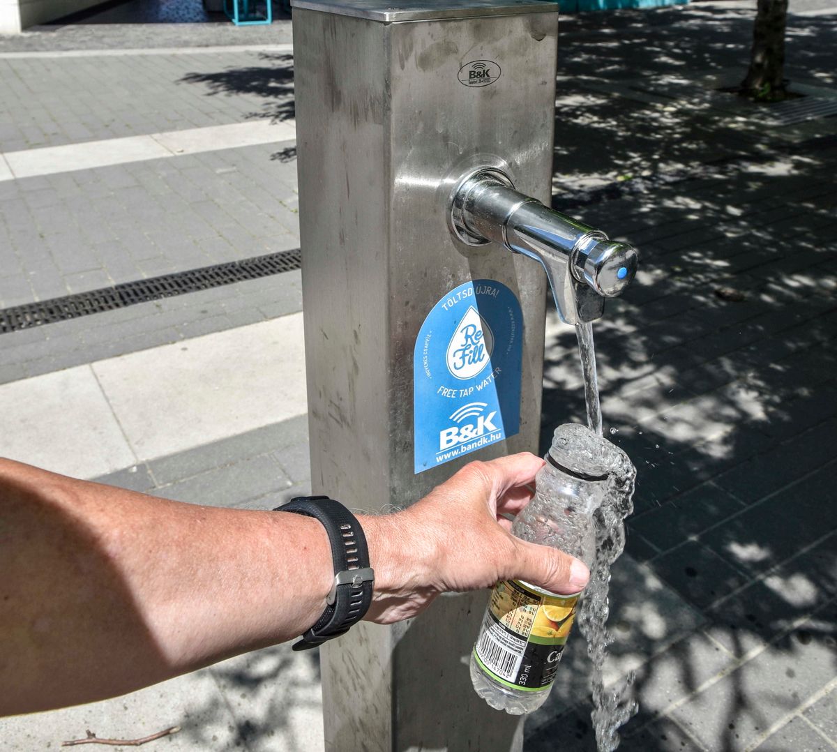 Budapest, 2022. május 14.
A monori B&K Kft. Refill - Töltsd újra! kültéri palacktöltő állomása, ivókútja a fővárosban, a XI. kerületi Móricz Zsigmond körtéren. Egy mozgalom magyarországi megjelenése kapcsán ma már minél több helyen, főként forgalmas köztereken, bevásárlóközpontokban, sok embert kiszolgáló létesítményekben jelennek meg a palacktöltő állomások. Egyre többen figyelnek arra, hogy kulaccsal induljanak el otthonról, és igényük van arra, hogy higiénikus körülmények között tiszta ivóvizet tudjanak utántölteni.
MTVA/Bizományosi: Róka László 
***************************
Kedves Felhasználó!
Ez a fotó nem a Duna Médiaszolgáltató Zrt./MTI által készített és kiadott fényképfelvétel, így harmadik személy által támasztott bárminemű – különösen szerzői jogi, szomszédos jogi és személyiségi jogi – igényért a fotó szerzője/jogutódja közvetlenül maga áll helyt, az MTVA felelőssége e körben kizárt.