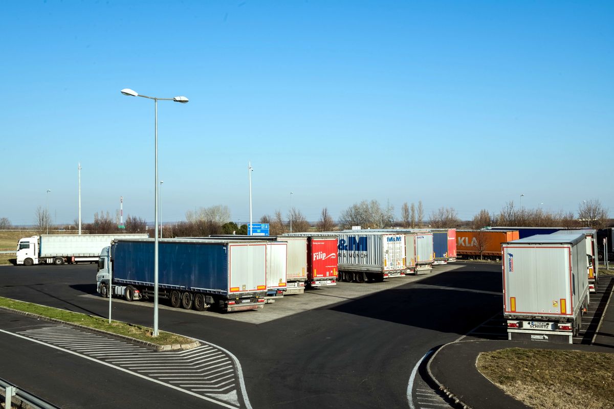 Székesfehérvár, 2022. március 13.
Pihenőidejüket töltő külföldi kamionok a hétvégi kamionstop idején, az M7-es autópálya 59 km-es kilométer szelvényében lévő parkolóban, Székesfehérvár térségében. Magyarországon az ugynevezett kamionstopot, vagyis a 7,5 tonna legnagyobb megengedett össztömeget meghaladó tehergépjárművekre vonatkozó hétvégi és ünnepnapi közlekedési korlátozás rendjét külön jogszabályban rögzítették.
MTVA/Bizományosi: Faludi Imre 
***************************
Kedves Felhasználó!
Ez a fotó nem a Duna Médiaszolgáltató Zrt./MTI által készített és kiadott fényképfelvétel, így harmadik személy által támasztott bárminemű – különösen szerzői jogi, szomszédos jogi és személyiségi jogi – igényért a fotó szerzője/jogutódja közvetlenül maga áll helyt, az MTVA felelőssége e körben kizárt.