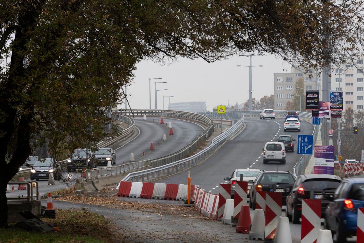 Budapest, 2025. november 15.
Autók a Flórián téri felüljárók déli hídján 2025. november 15-én, miután a felüljáró a felújítás után megkapta az ideiglenes forgalomba helyezéshez szükséges hatósági engedélyt. Az északi híd forgalom előli teljes lezárása és felújítása várhatóan november 21-én kezdődik.
MTI/Kocsis Zoltán