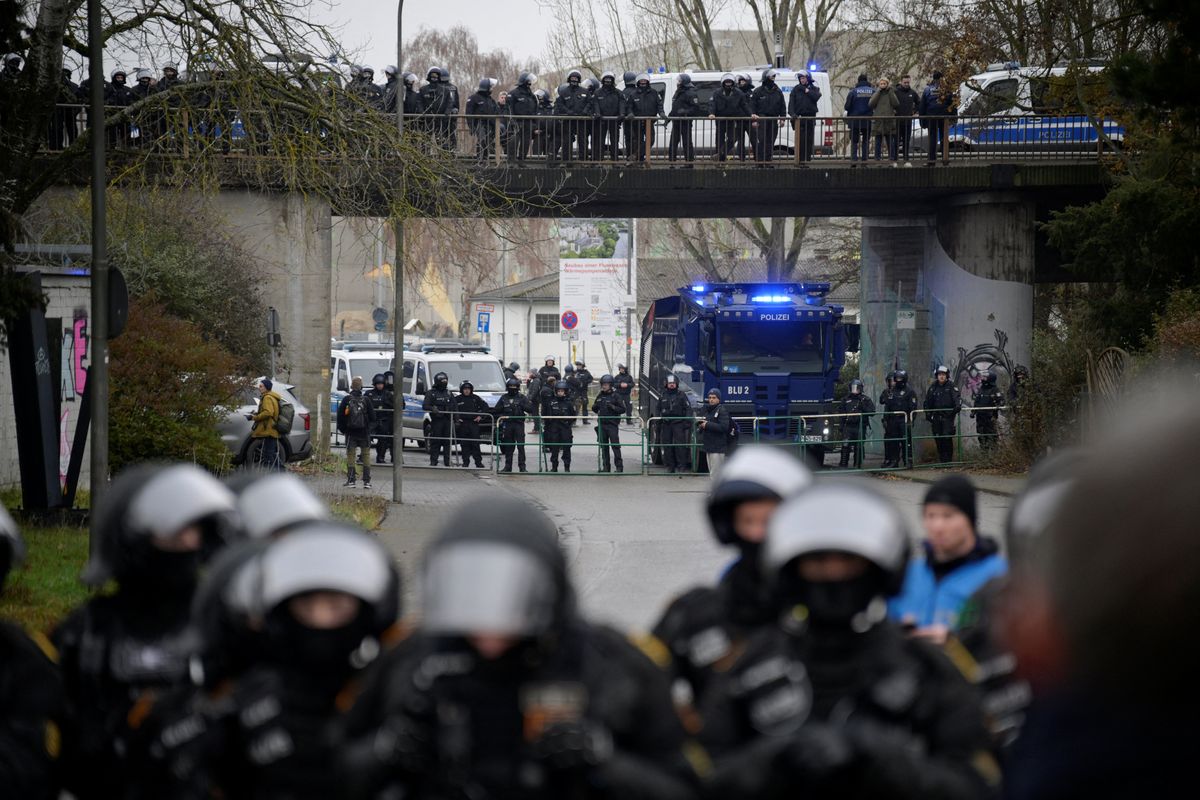 Az AfD ellen tüntetők a rendőrökkel is összecsaptak 