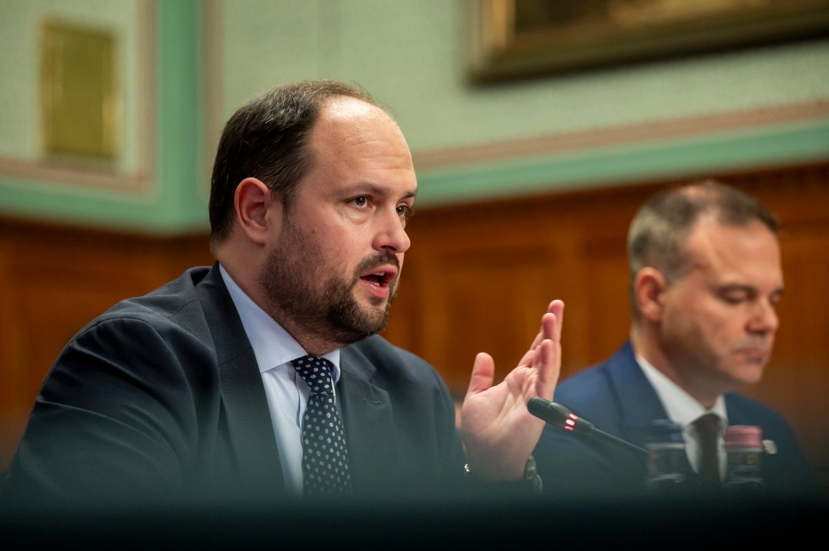 Budapest, 2025. november 10.
Nacsa Lőrinc, a Miniszterelnökség nemzetpolitikáért felelős államtitkára (b) beszámolóját tartja, mellette Erdélyi Rudolf Zalán, a Bethlen Gábor Alapkezelő Zrt. vezérigazgatója az Országgyűlés nemzeti összetartozás bizottságának ülésén az Országház gróf Esterházy János termében 2025. november 10-én.
MTI/Balogh Zoltán