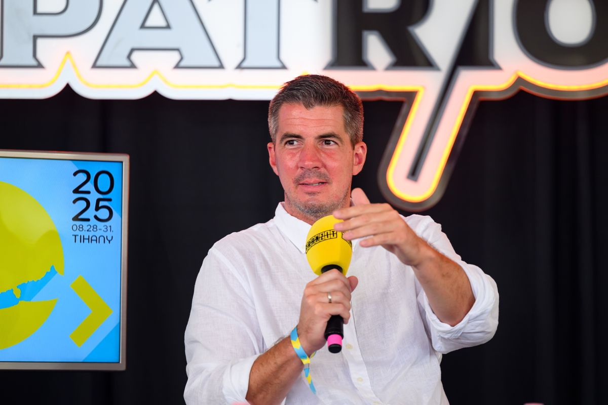 Tihany, 2025. augusztus 29.
Kocsis Máté, a Fidesz parlamenti frakcióvezetője a Parlamenti csataterek - Kossuth tértől Brüsszelig című beszélgetésen a tihanyi Tranzit fesztiválon 2025. augusztus 29-én.
MTI/Vasvári Tamás