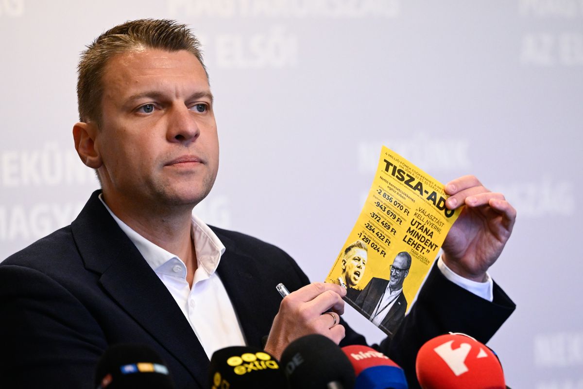 Budapest, 2025. szeptember 16.
Menczer Tamás, a Fidesz-KDNP kommunikációs igazgatója sajtótájékoztatót tart az Országházban 2025. szeptember 16-án. Október elejéig tartó szórólapkampányt indít a Fidesz annak érdekében, hogy minél többen értesüljenek a "Tisza-adóról" és a lehetséges hatásáról - jelentette be a a kormánypártok kommunikációs igazgatója.
MTI/Hegedüs Róbert