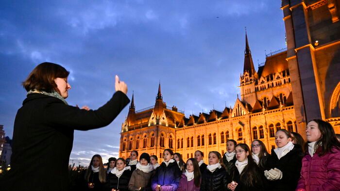 Advent - Felkapcsolták a fényfüzért az ország karácsonyfáján
