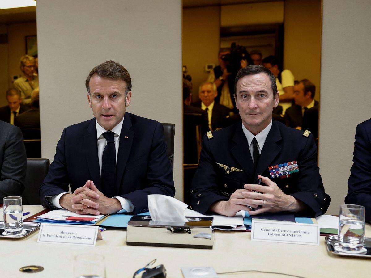 Emmanuel Macron francia elnök (j2) és Fabien Mandon francia vezérkari főnök (Fotó: Benoit Tessier / MTI/EPA/Reuters pool)