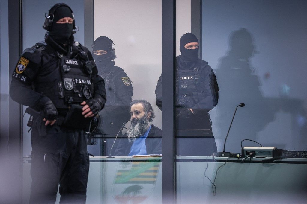 A szaúdi vádlott, Taleb Jawad al-Abdulmohsen egy golyóálló üvegkalitkában várakozik a kelet-németországi Magdeburgban felállított ideiglenes tárgyalóteremben 2025. november 11-én, a 2024 decemberében elkövetett halálos karácsonyi vásári támadás ügyében indított per második napján