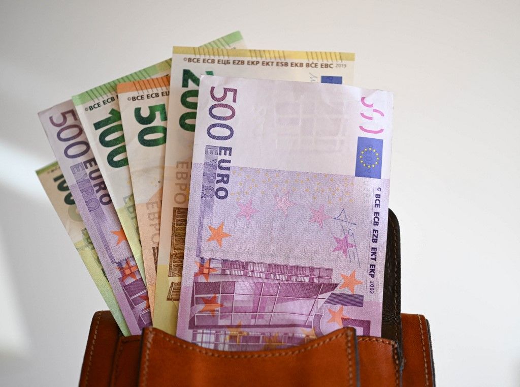 Von der Leyen az európai adófizetők zsebéből húzná ki az Ukrajnának szánt pénzt (Illusztráció, forrás: APA-PictureDesk via AFP)