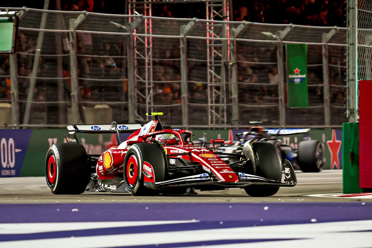 Lewis Hamilton szerződése alapján még két évig a Ferrari volánjánal versenyezhet a Forma–1-ben