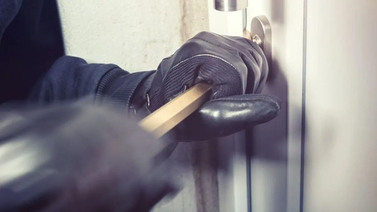 A biztonsági kamerák rögzítették, ahogy betörnek a vadászboltba