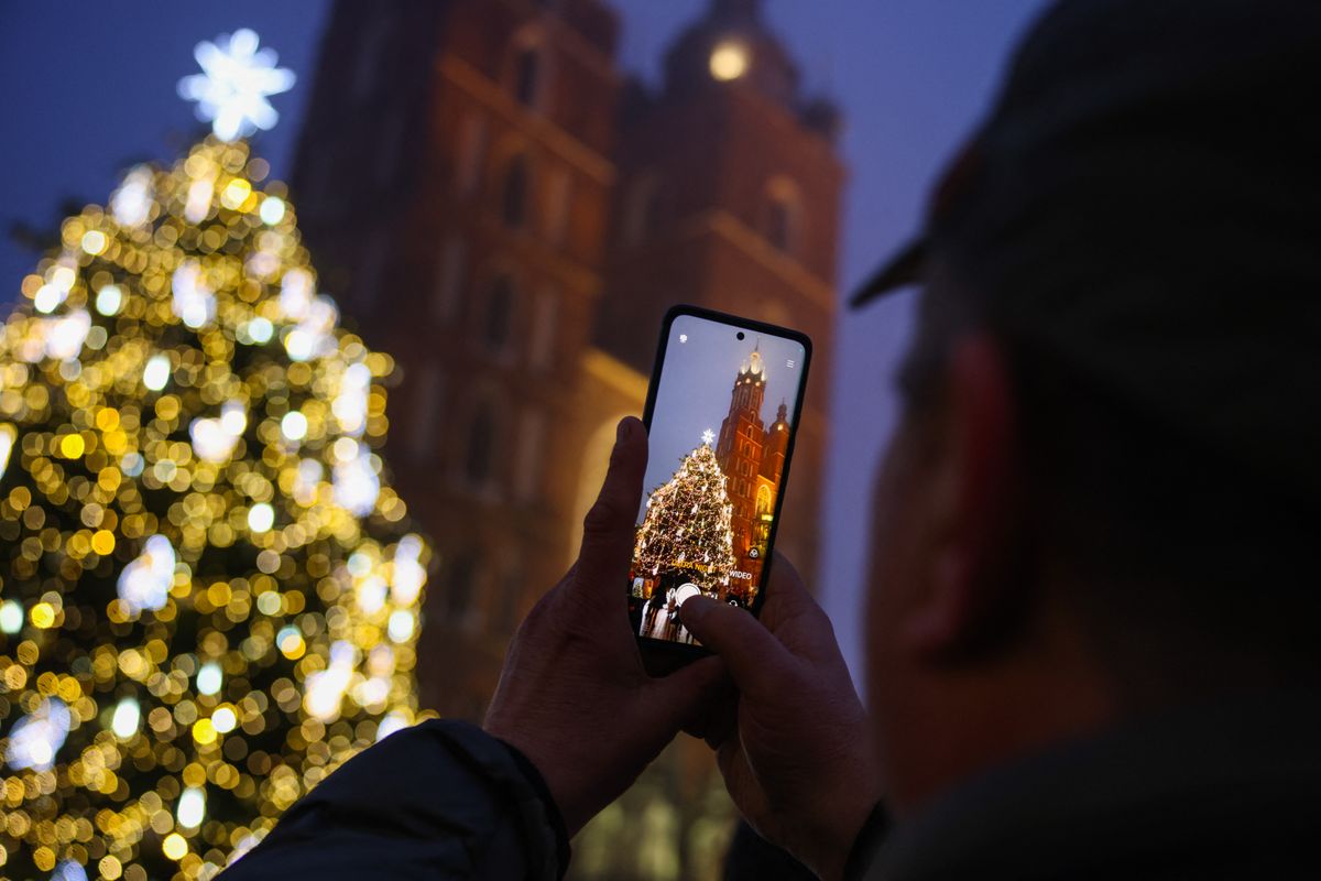 Christmas tree and St. Mary's Basilica are seen at the Main Square in the center of the Old Town  in Krakow, Poland on December 20th, 2025.  (Photo by Beata Zawrzel/NurPhoto) (Photo by Beata Zawrzel / NurPhoto via AFP) Európa-szerte egyre több a keresztényellenes incidens