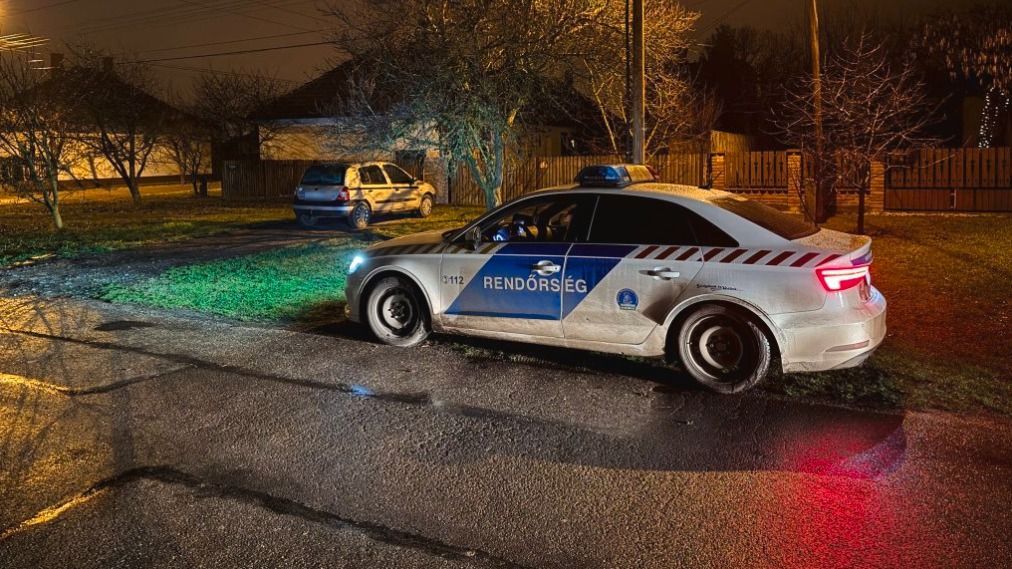 20251212 Hajdúszoboszló

Egy hajdúszoboszlói étteremben tartottak céges bulit, ami után egy férfit hazakísértek, majd később, amikor visszamentek hozzá, a ház előtt, egy autóban találtak rá, eszméletlen állapotban. A rendőrség és a mentők is a Csontos utcába érkeztek. A helyszínen egy 60 év körüli férfi a mentősök újraélesztési kísérlete ellenére életét vesztette. 

Fotó: Tóth Imre TI
Hajdú-Bihari Napló HBN