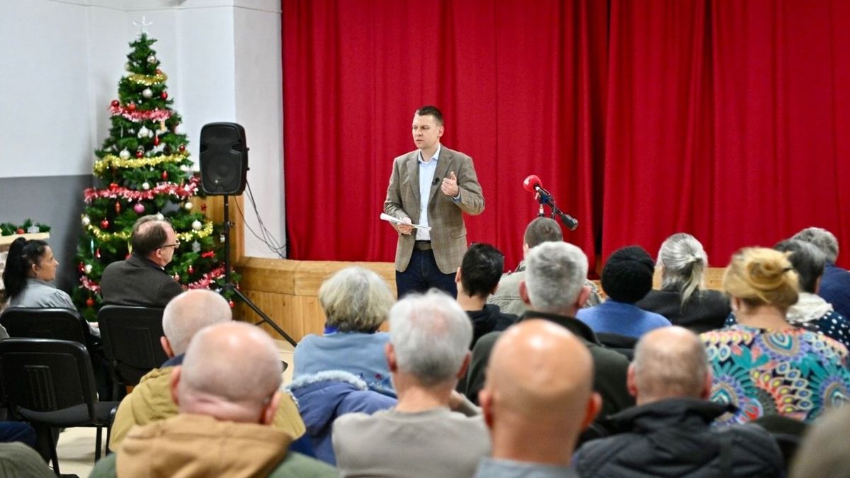 Menczer Tamás: Amíg háború van, addig Zelenszkijnek nem kell felelnie az aranybudiért + videó