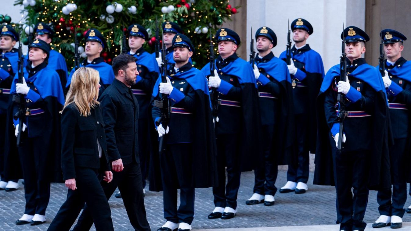Olaszország miniszterelnöke, Giorgia Meloni üdvözli Ukrajna elnökét, Volodimir Zelenszkijt (Fotó: AFP)