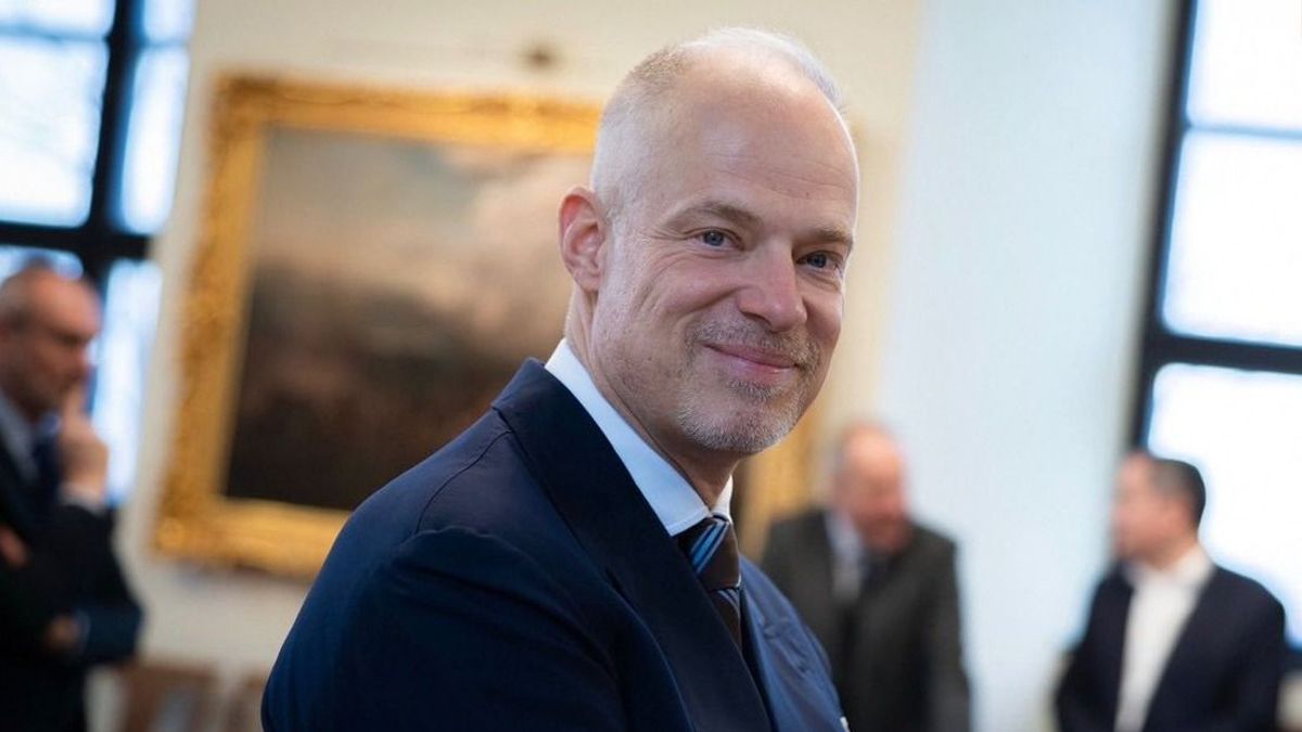 Szalay-Bobrovniczky Kristóf: Erős kormánnyal kimaradhatunk a háborúból