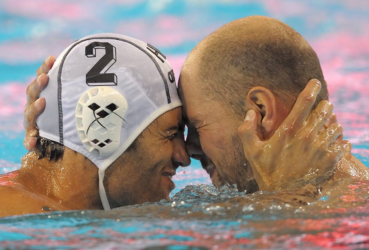 Varga Tamás (balra) és Gergely István érzelmes ünneplése a pekingi medencében 