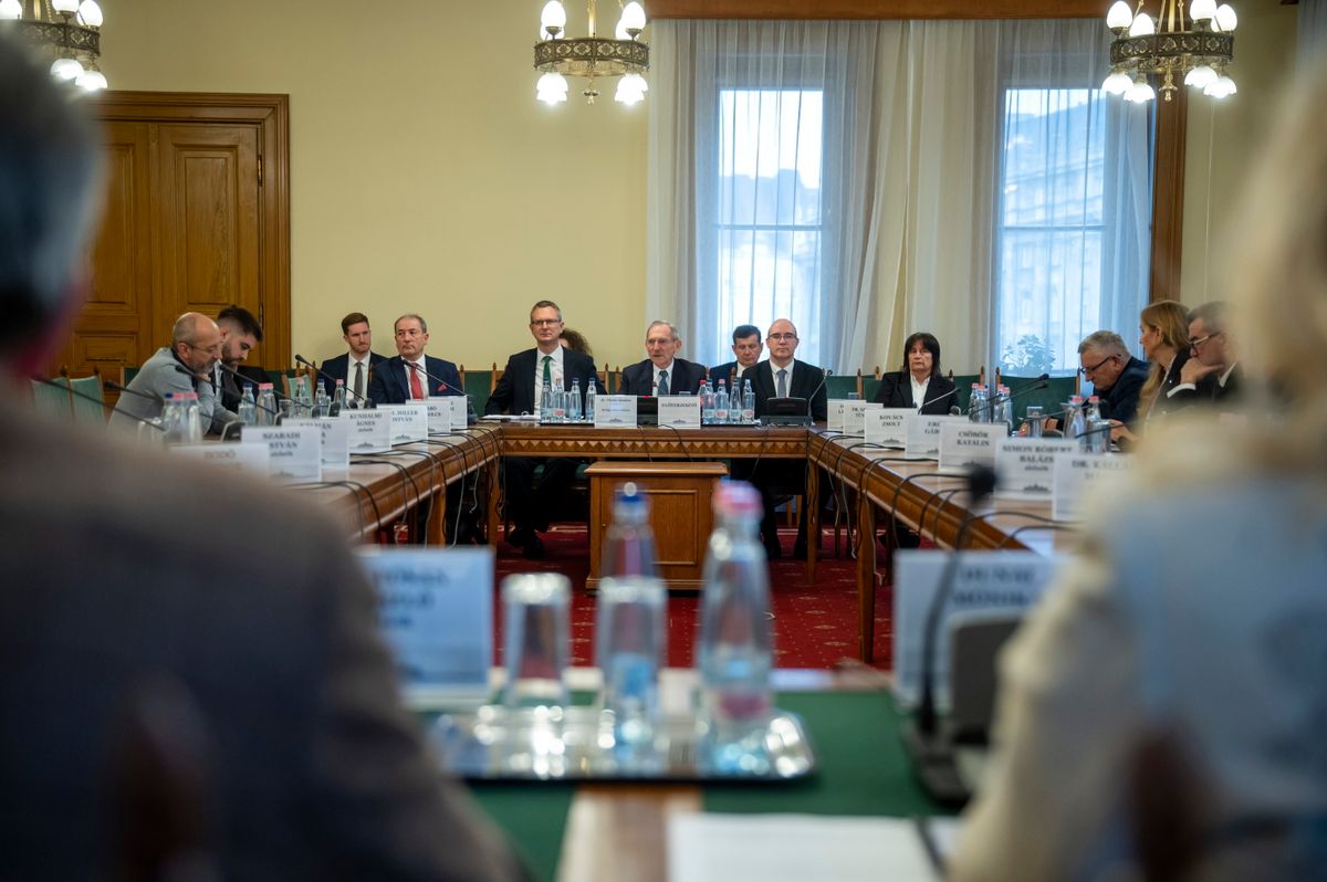 Budapest, 2025. november 25.
Pintér Sándor belügyminiszter (szemben, k) meghallgatásán az Országgyűlés kulturális bizottságának ülésén az Országház Klebelsberg Kunó gróf termében 2025. november 25-én. Mellette Brassói Sándor, az Oktatási Hivatal elnöke (b), Rétvári Bence, a Belügyminisztérium parlamenti államtitkára (b2), Maruzsa Zoltán köznevelésért felelős államtitkár (j2) és Hajnal Gabriella, a Klebelsberg Központ elnöke (j).
MTI/Balogh Zoltán