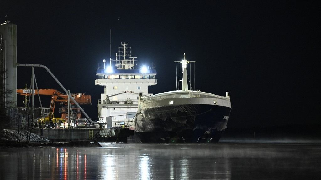 Lefoglaltak a finn hatóságok egy Oroszországból érkező teherhajót, amely a gyanújuk szerint megrongált egy tenger alatti kábelt