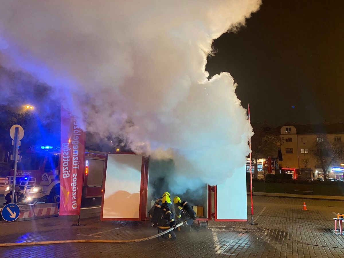 Az NKFH a BM Országos Katasztrófavédelmi Főigazgatósággal tartott szemléltetőt. A konténeres égetéssel egybekött mutatták be a "gagyi" fényfüzérek jelentette veszélyt. / Forrás: NKFH