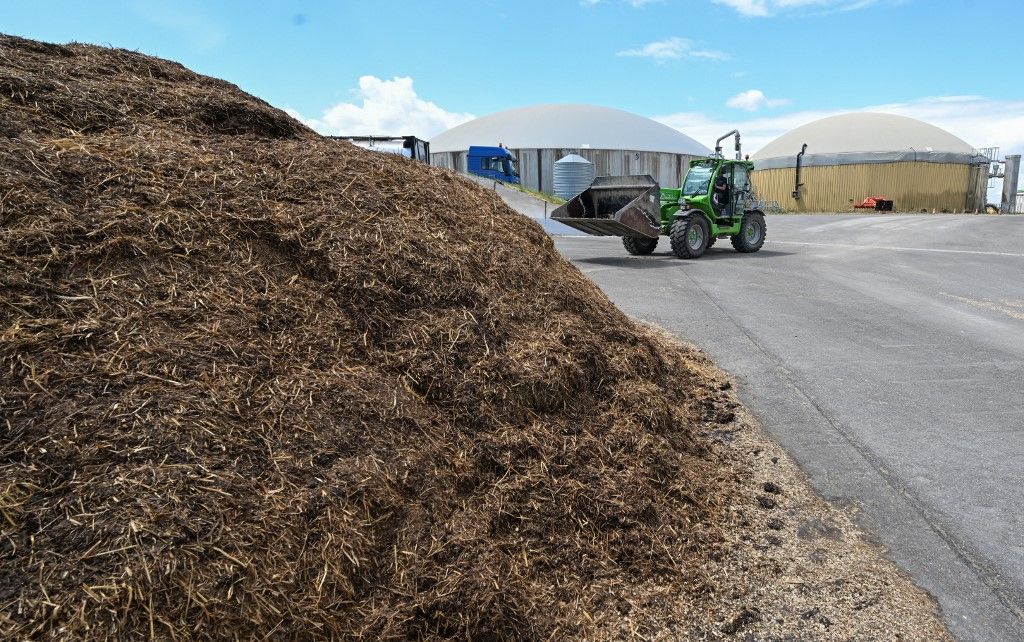 PRODUCTION - 03 July 2023, Baden-Württemberg, Hemmingen: An employee of a biogas plant of Naturenergie Glemstal fills the plant with biomass. The Prime Minister of Baden-Württemberg, Kretschmann, presents the state's biogas strategy at a press conference. Photo: Bernd Weißbrod/dpa (Photo by BERND WEISSBROD / dpa Picture-Alliance via AFP), biomassza
