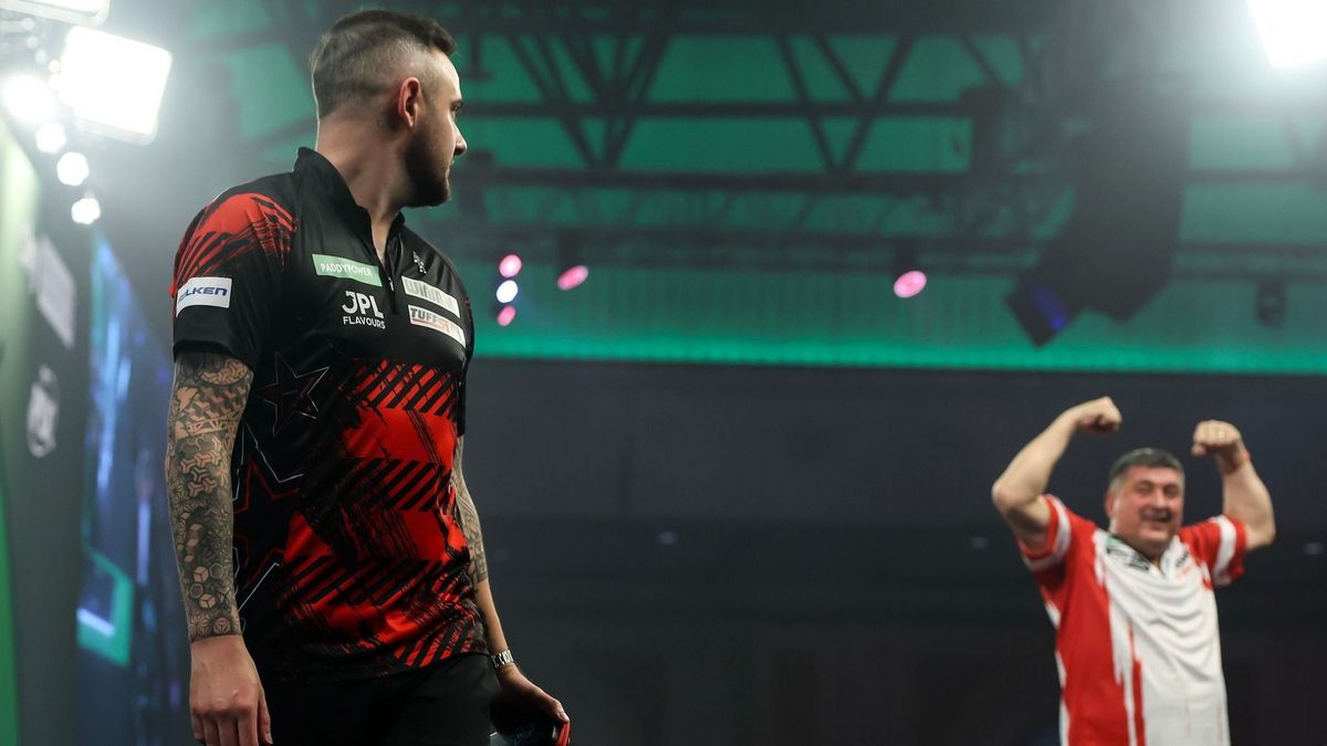 Joe Cullen (balra) kifakadt Mensur Suljovic viselkedése miatt, az osztrák következő ellenfele Luke Littler lesz a darts-vb-n
