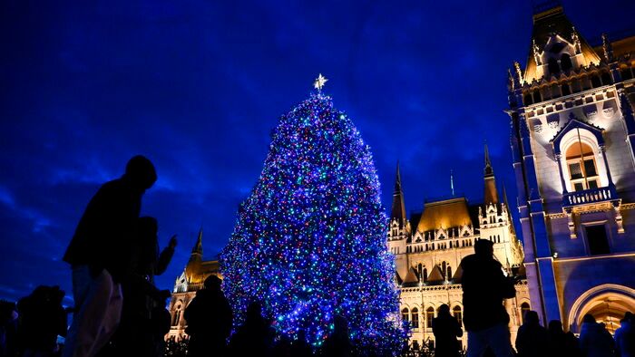 Advent - Felkapcsolták a fényfüzért az ország karácsonyfáján