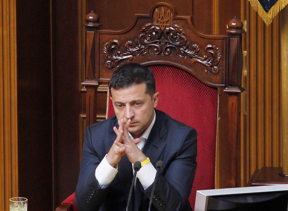 A nézők Ábrahám Róbert filmjében lényegében végigkísérhetik, hogy hogyan fordult át Zelenszkij politikája megválasztása után