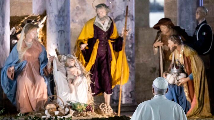 Szilveszter a Vatikánban - XIV. Leó pápa a vatikáni Szent Péter téren álló betlehem előtt imádkozik szilveszter este