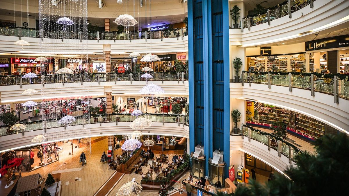 20251212 Békéscsaba

A Csaba Center bevásárlóközpontot már karácsonyi díszek borítják. Egyre többen térnek be az üzletekbe az ünnepek közeledtével.

Fotó: Dinya Magdolna DM Békés Megyei Hírlap