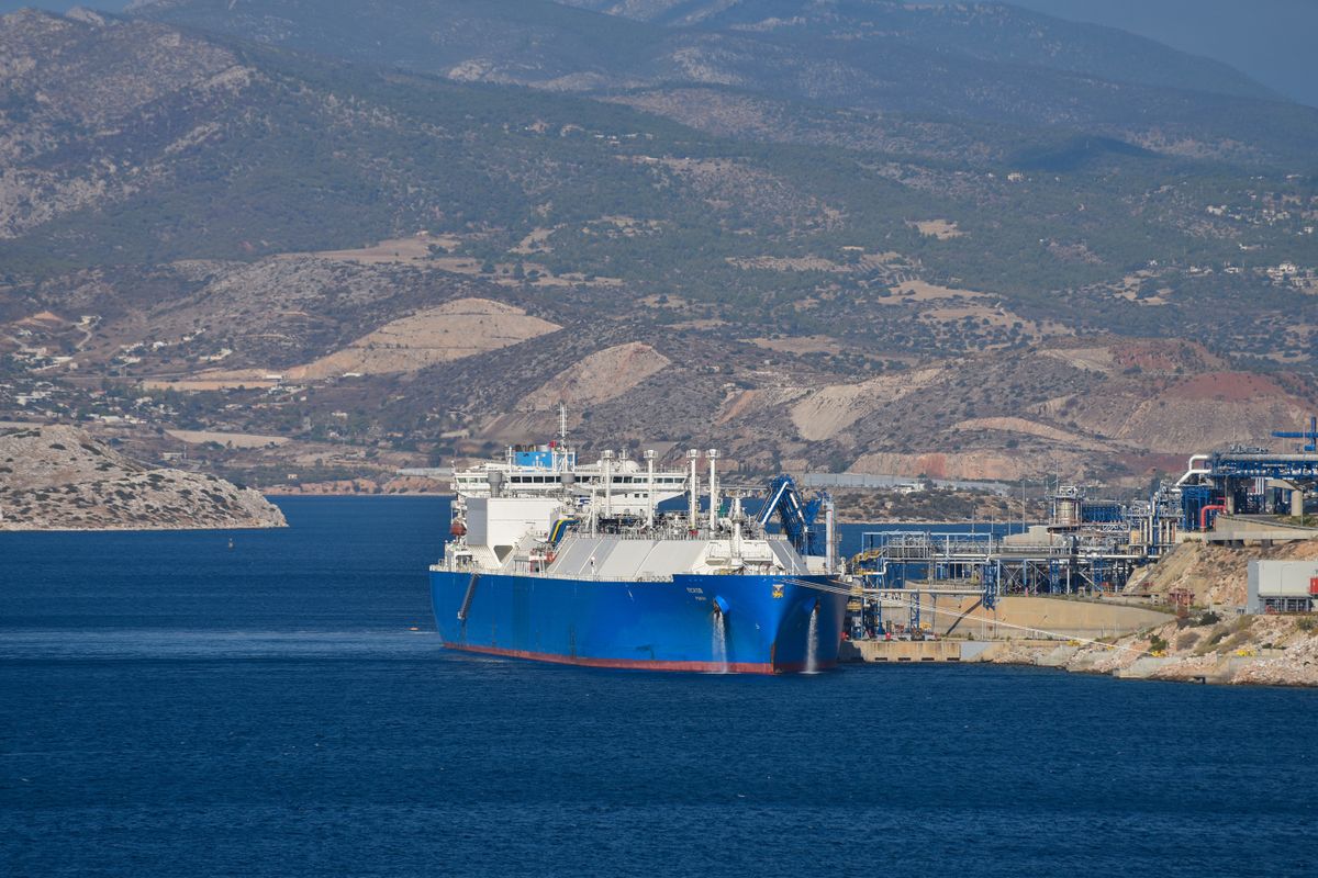 Cseppfolyósítottföldgáz-szállító tartályhajó Görögország partjainál. A kép illusztráció. / Fotó: NICOLAS KOUTSOKOSTAS / NurPhoto