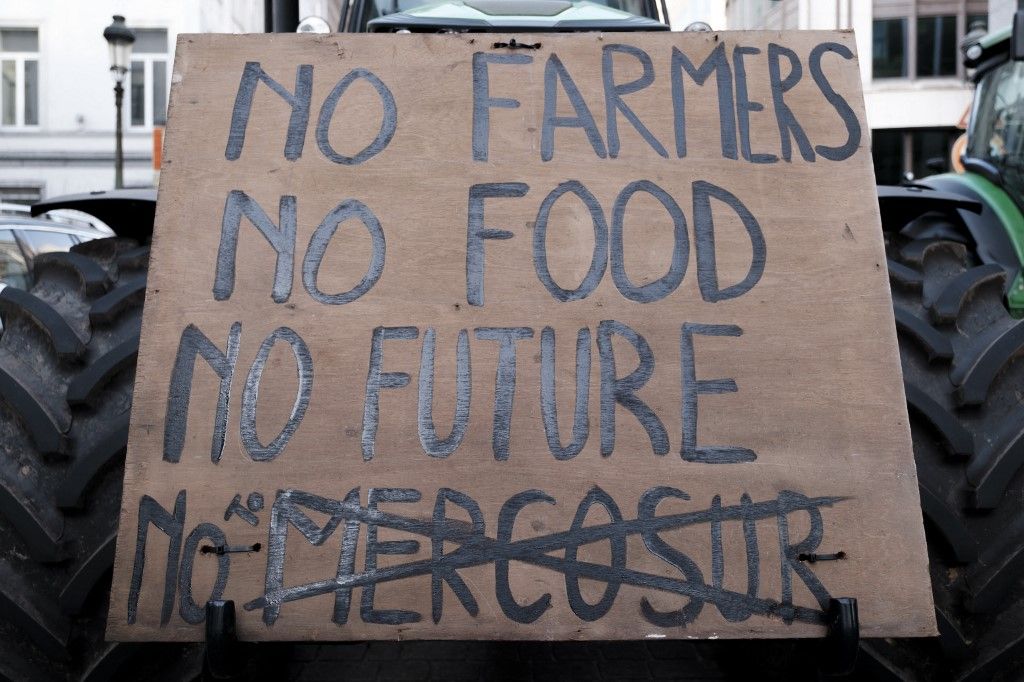 Manifestation des agriculteurs et mobilisation citoyenne contre l accord commercial Mercosur et la potentielle reduction du budget du secteur agricole actuellement en discussion lors d un sommet europeen sur le prochain cadre budgetaire de l Union Europeenne a Bruxelles dans la province de Bruxelles Capitale en Belgique le 18 decembre 2025.
Farmers demonstration and citizen mobilisation in protest of the Mercosur trade agreement and potential cuts to the agricultural sector budget currently under discussion at a European summit on the next EU budgetary framework in Brussels in the province of Brussels Capital in Belgium on December 18, 2025. (Photo by Karim Tebache / Hans Lucas via AFP)