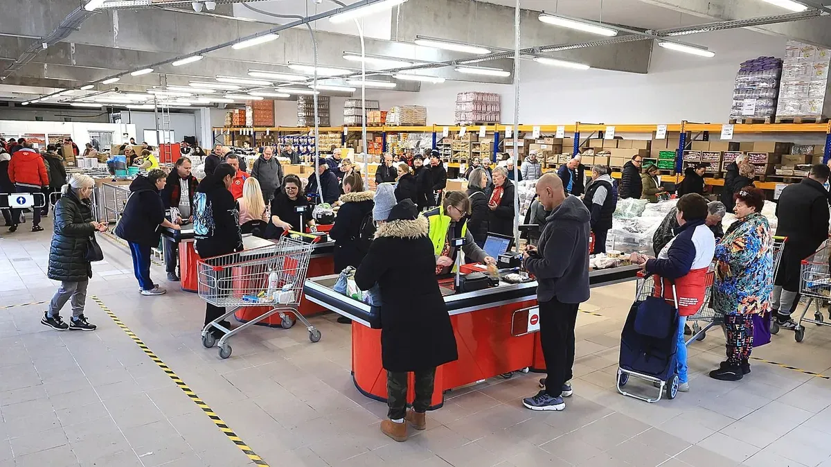 Kígyózó sorok a Basket Plus kasszáinál. / Fotó: Havran Zoltán / Origó