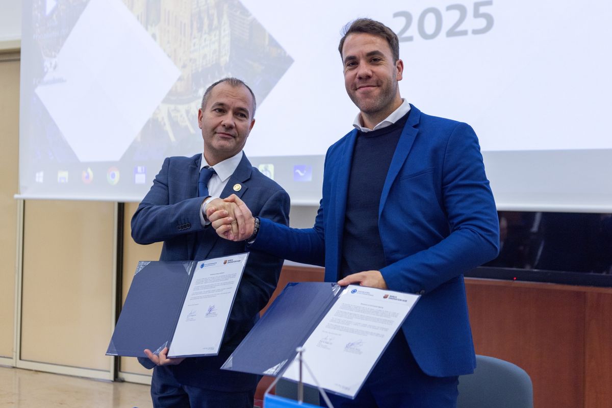 Pécs, 2025. december 5.
Ács Pongrác, a Pécsi Tudományegyetem Egészségtudományi Karának dékánja (b) és Sergi González Moreno, az FC Barcelona Innovation HUB nemzetközi kapcsolatokért felelős vezetője (j) kezet fog, miután aláírták a Pécsi Tudományegyetem Egészségtudományi Kara (PTE ETK) és az FC Barcelona innovációs és képzési központja, a Barcelona Innovation Hub stratégiai együttműködési megállapodását Pécsen 2025. december 5-én.
MTI/Ruprech Judit