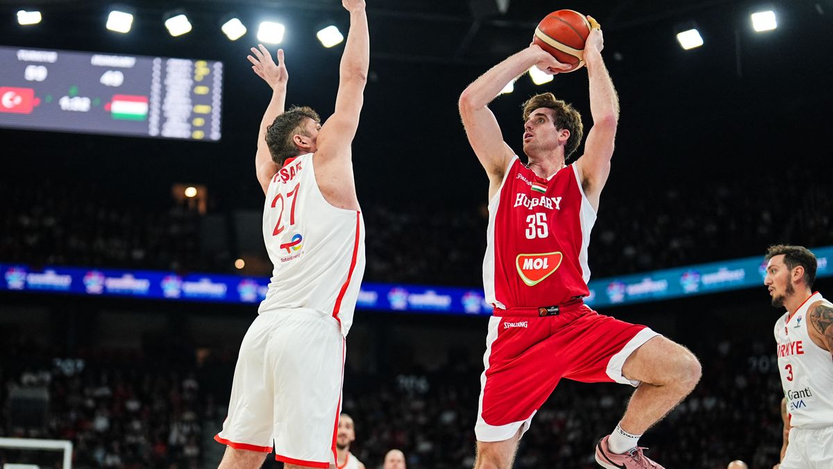 A magyar válogatott légiósa Nate Reuvers (labdával) sokféle módon képes kosarat szerezni.