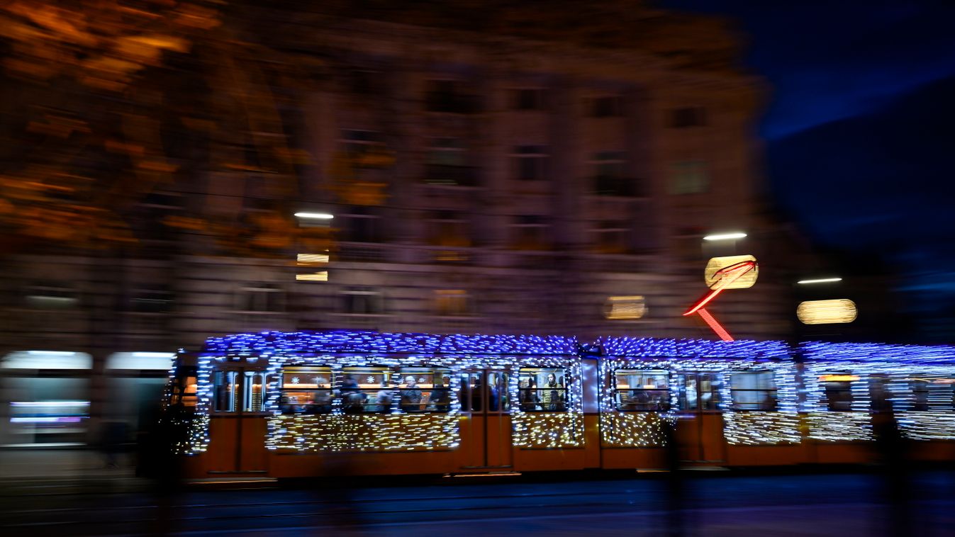 Budapest, 2025. november 30.
Adventi fényvillamos közlekedik a fővárosban a Kossuth Lajos téren 2025. november 30-án.
MTI/Hegedüs Róbert