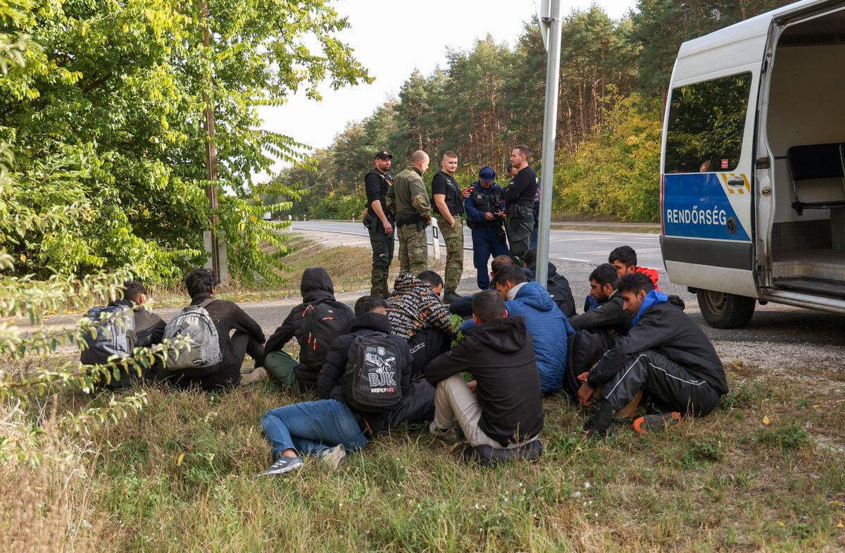 20231019 Ásotthalom
Magyar Szlovák rendőrök tartóztattak fel migránsokat az 55-ös főút mellett.
Fotó: Karnok Csaba KC
Délmagyarország (DM)