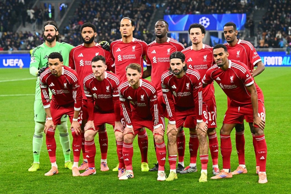 Liverpool team players pose before the UEFA Champions League phase day 6 football match between Inter Milan and Liverpool at San Siro stadium in Milan, on December 9, 2025. (Photo by Stefano RELLANDINI / AFP)