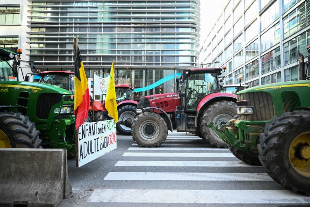 Tractors park in line near the European Parliament district, during a farmers' protest to denounce the reforms of the Common Agricultural Policy (CAP) and trade agreements such as the Mercosur, in Brussels, on December 18, 2025, organised by Copa-Cogeca, the main association representing farmers and agricultural cooperatives in the EU. EU Farmers, particularly in France, worry the Mercosur deal -- which will be discussed at the EU leaders meeting -- will see them undercut by a flow of cheaper goods from agricultural giant Brazil and its neighbours. They also oppose plans put forward by the European Commission to overhaul the 27-nation bloc's huge farming subsidies, fearing less money will flow their way. (Photo by NICOLAS TUCAT / AFP)