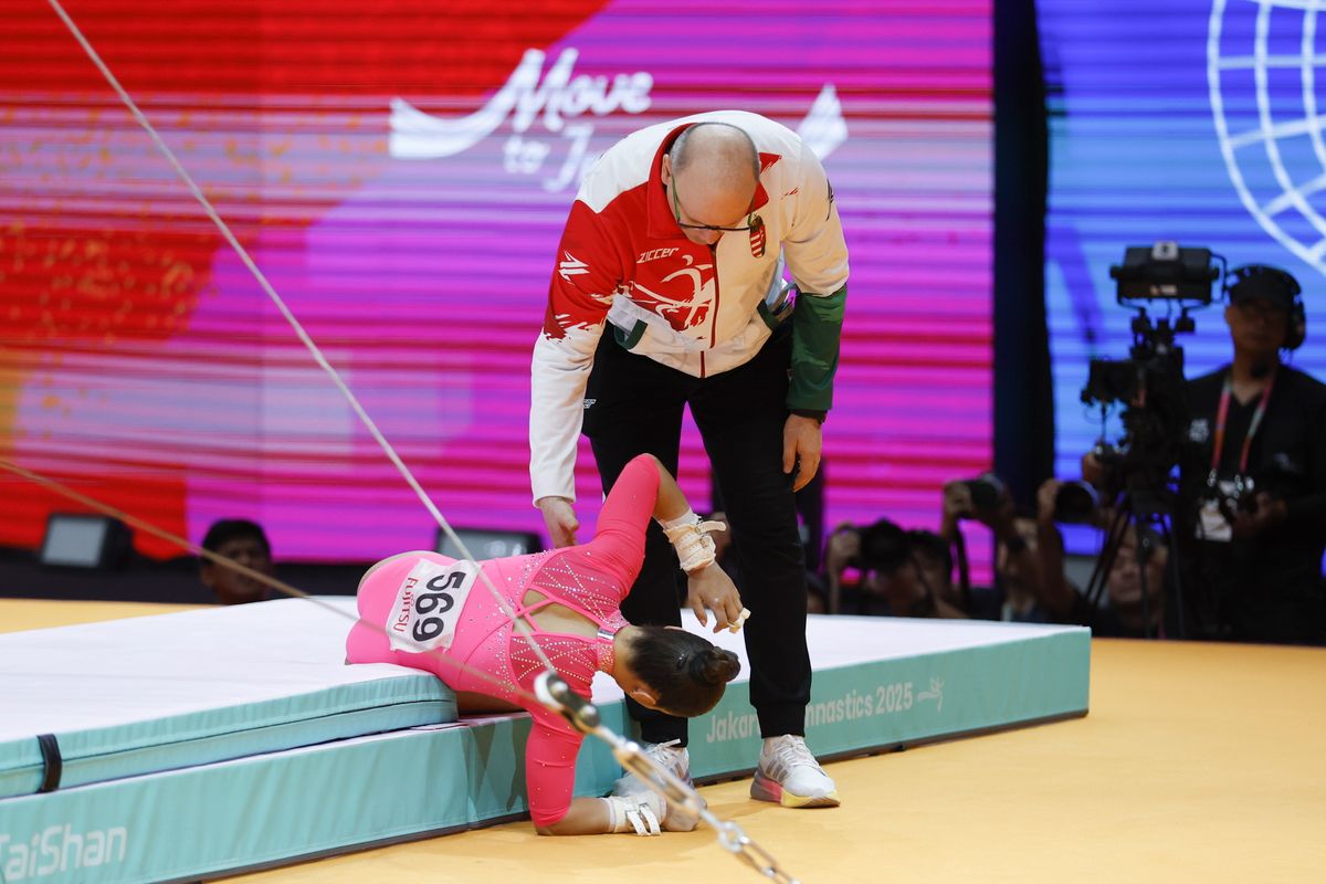 Jakarta, 2025. október 24.
A megsérült Székely Zóját felsegítik a szőnyegről felemáskorlát-gyakorlata közben a jakartai torna-világbajnokság női szerenkénti döntőjében 2025. október 24-én.
MTI/EPA/Mast Irham