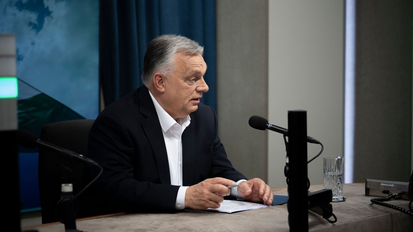 Orbán Viktor miniszterelnök a Kossuth rádió stúdiójában (Fotó: MTI/Miniszterelnöki Kommunikációs Főosztály/Benko Vivien Cher)