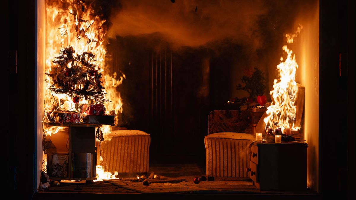 Vizsgálódik a katasztrófavédelem, egy ember meghalt, miután kigyulladt egy háromszintes ház az éj leple alatt Zalában