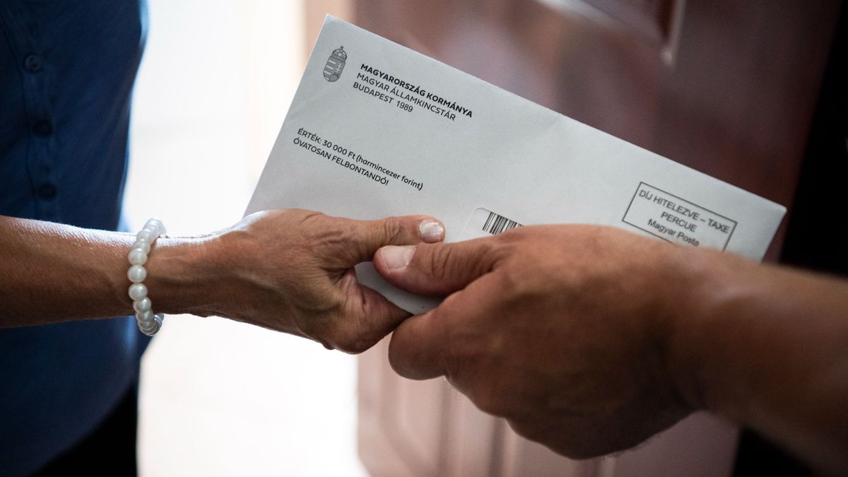 Budapest, 2025. szeptember 1.
A Magyar Posta munkatársa kézbesíti egy nyudíjasnak a 30 ezer forintos élelmiszer-utalványt a fővárosban, a XIII. kerületi Gidófalvy Lajos utca egyik társasházában 2025. szeptember 1-jén. A postások szeptember 1-je és október 15-e között kézbesítik az utalványokat, melyeket december 31-ig lehet felhasználni hideg élelmiszer vásárlására. Az utalványra jogosultak a nyugdíjasok és más nyugdíjszerű ellátásban részesülők.
MTI/Bodnár Boglárka