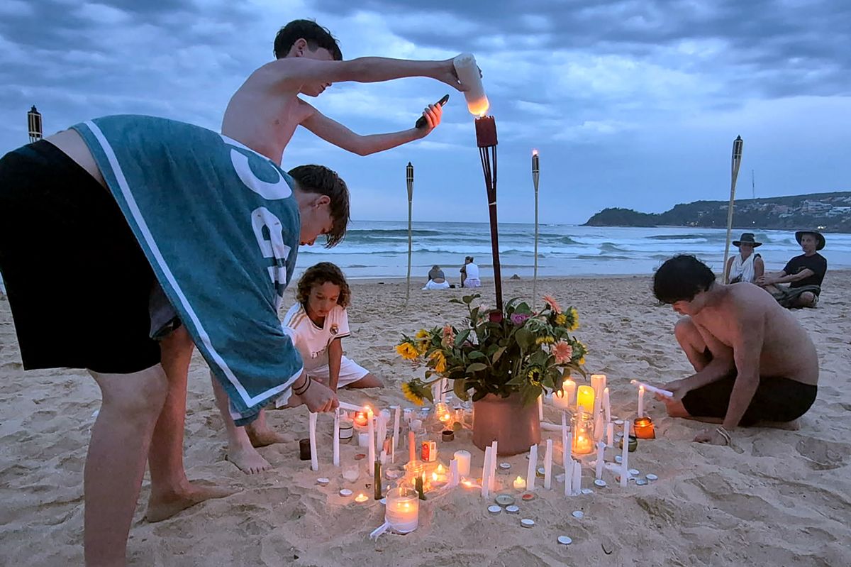 Megemlékezők a Bondi Beachen elkövetett vérengzés után az ausztráliai Sydney-ben