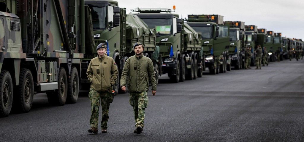 A Bundeswehr katonái ásnak árkokat és telepítenek drótakadályokat Lengyelország keleti határán (Illusztráció, forrás: ANP via AFP)