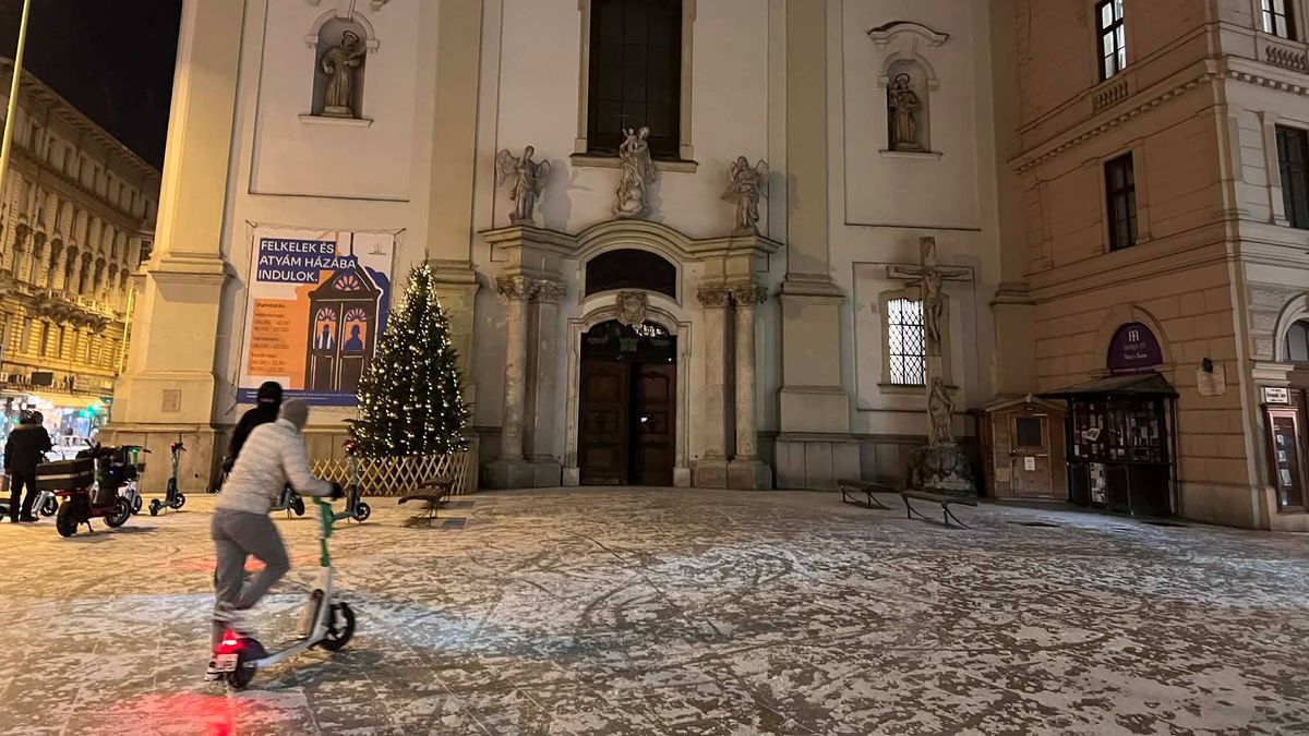 Erős széllel érkezett meg a havazás Budapestre Kép
