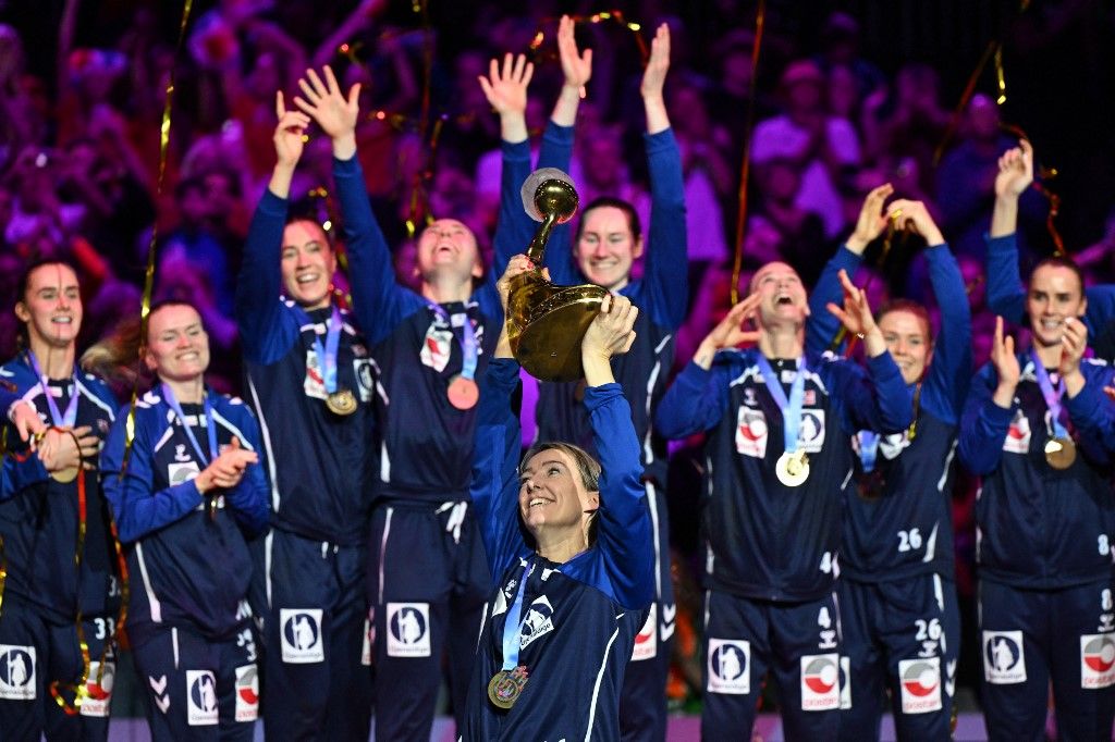 Katrina Lunde a világbajnoki trófeával. Norvégia ötödször lett vb-aranyérmes
