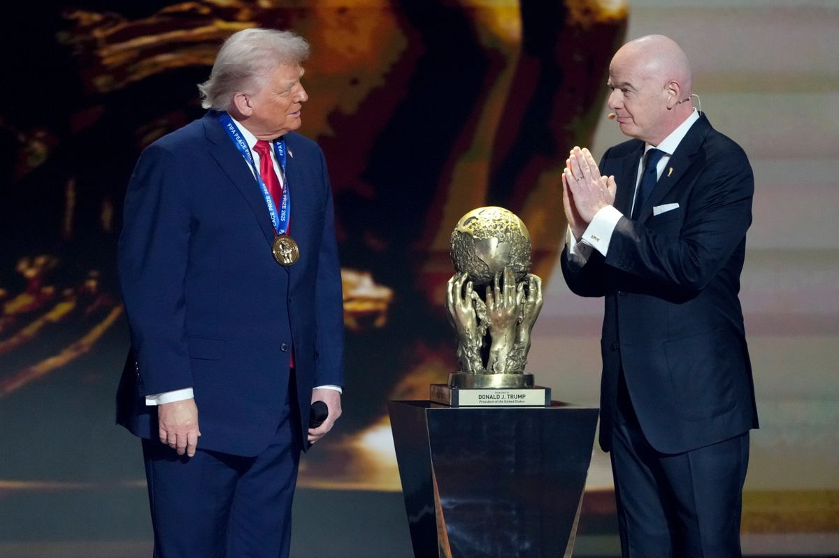 Washington, 2025. december 5.
Donald Trump amerikai elnököt (b) a FIFA békedíjával tünteti ki Gianni Infantino, a Nemzetközi Labdarúgó-szövetség, a FIFA elnöke a 2026-os labdarúgó-világbajnokság csoportsorsolásán a washingtoni Kennedy Központban 2025. december 5-én.
MTI/AP/Chris Carlson
