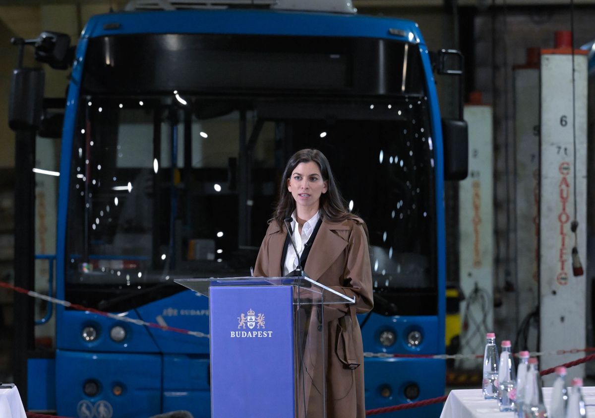 Budapest, 2025. december 1.
Szentkirályi Alexandra, a Fidesz-KDNP frakcióvezetője felszólal a Fővárosi Közgyűlés rendkívüli ülése a BKV Zrt. kelenföldi buszgarázsában 2025. december 1-jén.
MTI/Bruzák Noémi