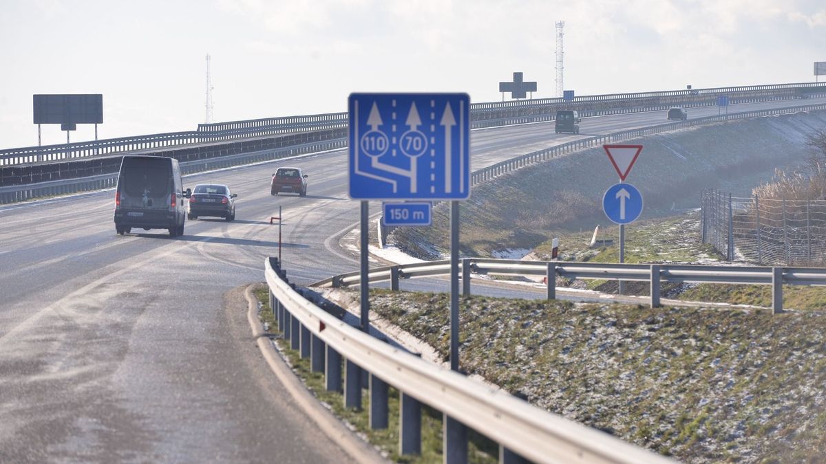 Lázár János állhatatossága meghozta a gyümölcsét: már zajlik a forgalom az M30-as autópályán Kép