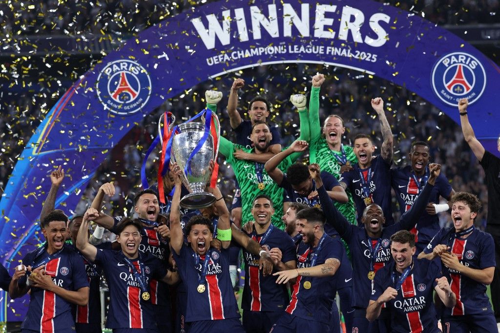 (FILES) Paris Saint-Germain's Brazilian defender #05 Marquinhos lifts the trophy as he celebrates with teammates winning the UEFA Champions League final football match between Paris Saint-Germain (PSG) and Inter Milan in Munich, southern Germany, on May 31, 2025. (Photo by FRANCK FIFE / AFP)