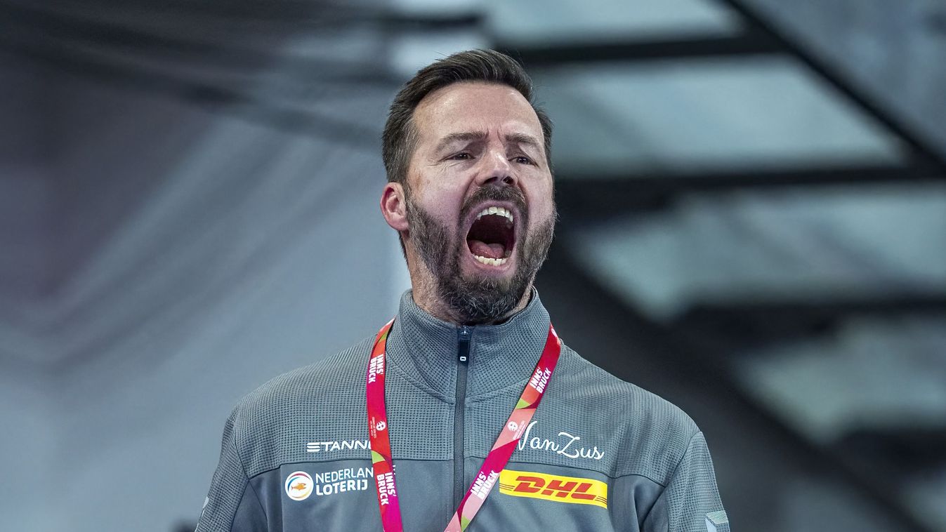 Henrik Signell
INNSBRUCK - Coach Henrik Signell in action against Iceland during the first group match at the European Handball Championship. National coach Henrik Signell passed up the experienced Estavana Polman for the tournament. ANP RONALD HOOGENDOOR